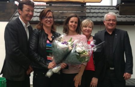 Stipendutdeling med lang gratulantrekkje: Frå venstre: Jon Askeland, ordførar i Radøy kommune, Mona Steiner Brekkan, stipendvinnar, Marit Aakre Tennø, leiar i Noregs Mållag, Solveig Lerøy, dagleg leiar i Nordhordland næringshage og Per Lerøy, ordførar i Austrheim kommune.