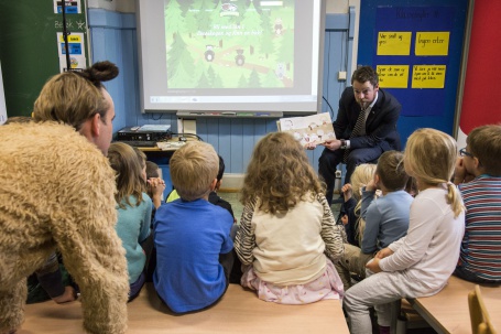 Elevane på Lilleborg skole i Oslo traff både kunnskapsminister Torbjørn Røe Isaksen og bjørnen Ursus. Foto: Vibeke Røgler, Foreningen !les
