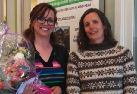 Mona Steiner Brekkan frå Radøy fekk nynorskstipendet i 2015 for å tilby bokmålsverksemder knytte til Nordhordland Næringshage hjelp til å ta i bruk nynorsk i marknadsføringa. Her saman med Marit Tennø i Mållaget. Foto: NM