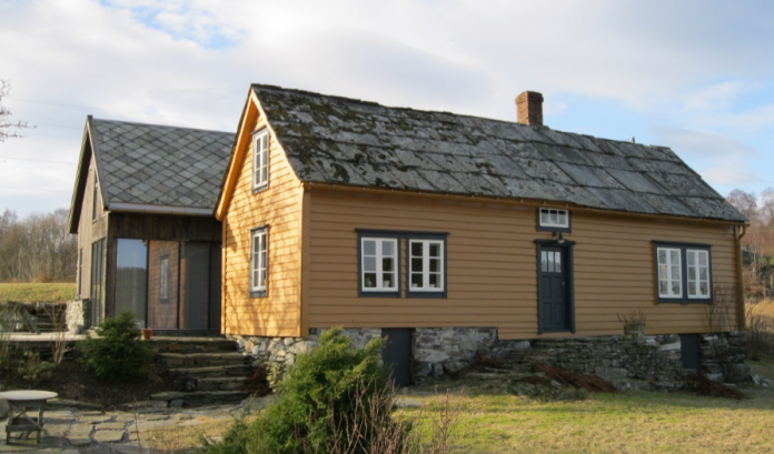 Brøndlastova på Tittelsnes i Sveio kommune er eit døme på korleis ein kan kombinere bruk og vern. Det nye tilbygget ligg som ein 'skygge» bak gamlehuset. I Sveio har dei kartlagt til saman 2.500 kulturminne og laga kulturminneplan. Foto: Sveio kommune