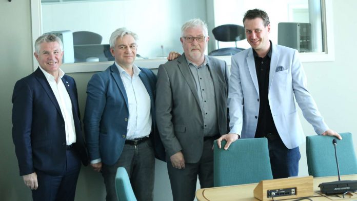 Helge Andre Nj&aring;stad (Frp) (t.h.) saman med kollegane i kommunalkomiteen; Geir Toskedal (KrF), Andr&eacute; Skjelstad (V) og Bj&oslash;rn L&oslash;demel (H). Pressefoto
