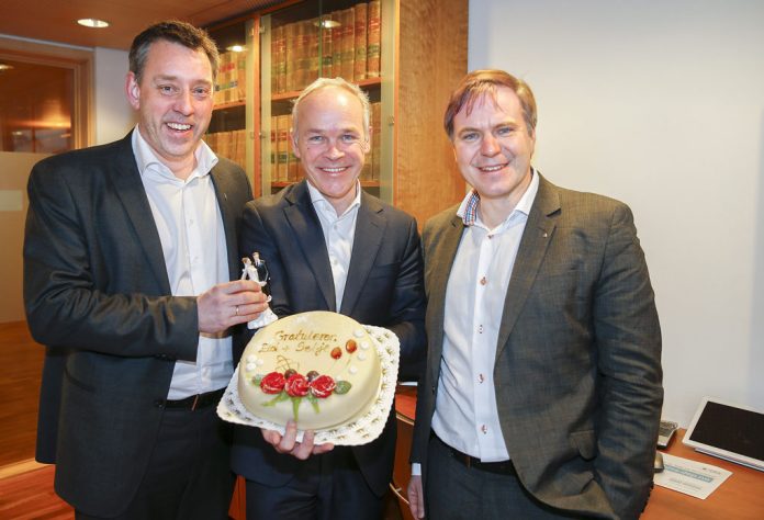 Ordf&oslash;rarane Alfred Bj&oslash;rlo og Stein Robert Osdal feira samansl&aring;inga av Eid og Selje kommunar med kake hos kommunalminister Jan Tore Sanner fredag. Foto: Terje Pedersen / NTB scanpix / NPK