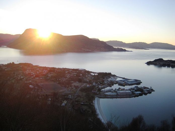 Solnedgang over Barm&oslash;y. Foto: Eli Eide &Aring;revik/CC BY-SA 3.0-lisens