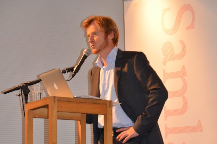 Forlagsdirekt&oslash;r Edmund Austigard er n&oslash;gd. Foto: Samlaget