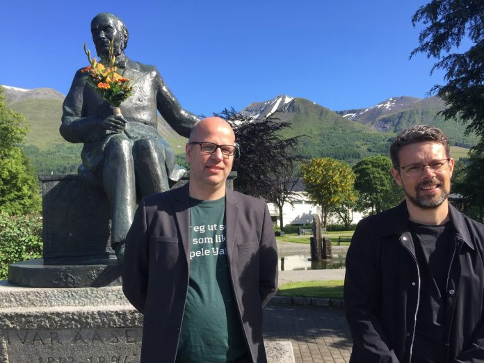 Dagleg leiar i Aasentunet Gaute &Oslash;vereng saman med festspeldiktar Lars M&aelig;hle. Foto: Karoline Riise Kristiansen/NPK