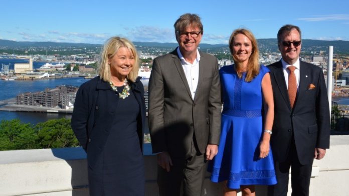 Bilde fr&aring; venstre: N&aelig;ringsminister Monica M&aelig;land, direkt&oslash;r ved S&oslash;rlandet kunstmuseum Reidar Fuglestad, kulturminister Linda Hofstad Helleland og visepresident i NHO, konserndirekt&oslash;r Morten Thorvaldsen. Foto: KUD