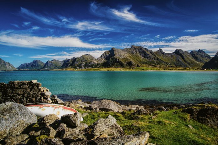 Lofoten er ein popul&aelig;r turistattraksjon, men slit med &aring; handtere mengda. Turistskatt som skal hjelpe sm&aring; kommuner med mykje turisme er ikkje aktuelt, seier n&aelig;ringsminister Monica M&aelig;land (H). Foto: Flickr/CC-lisens/Soese