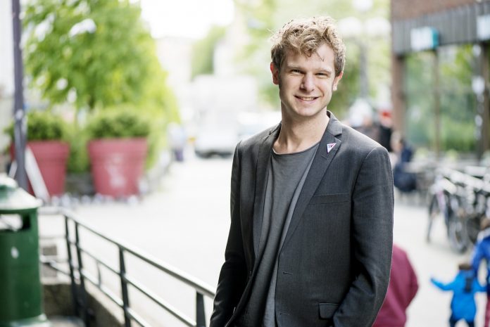 &ndash; Det er veldig lett &aring; gl&oslash;yma seg, og ikkje tenkja p&aring; &aring; bruka eit enkelt spr&aring;k. Men for kvart framandord finst det som oftast eit enkelt godt norsk ord som kan brukast i staden, seier nestleiar i SV, Snorre Valen. Foto: Marius Nyheim Kristoffersen / SV