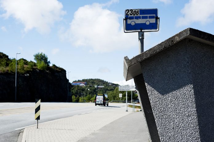 Fjell kommune rullar inn dei nye stadnamna. Skyss hjelper til, s&aring; bussrutene vert riktige. Foto: Hordaland fylkeskommune