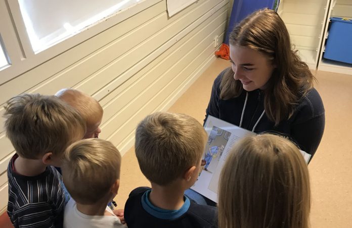 Maria Rye (17) har brukt veka p&aring; &aring; lesa for barn i tre barnehagar i Rad&oslash;y. Foto: Katarina Birkeland