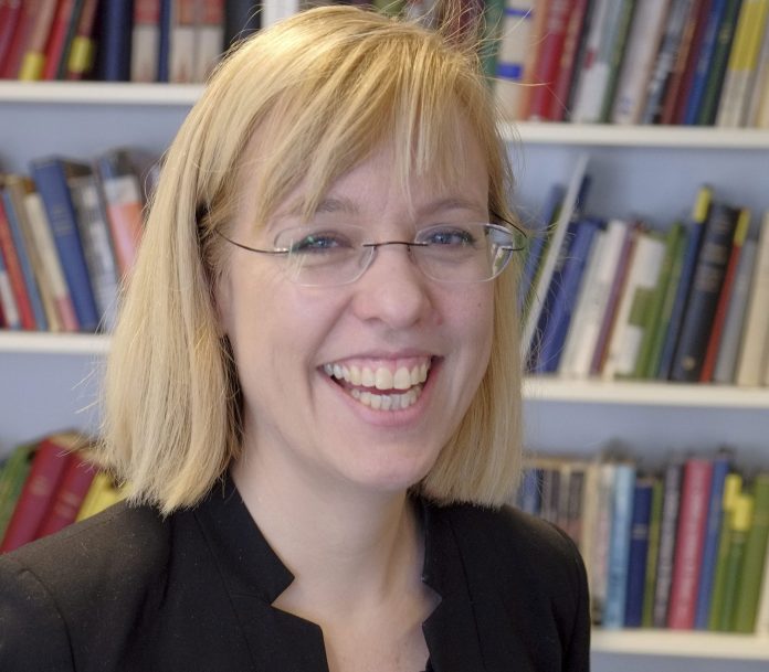 &ndash; Det er avgjerande viktig for oss at informasjon om godt og korrekt norsk er enkelt tilgjengeleg for alle brukarar av norsk i Noreg og elles i verda. N&aring;r ordb&oslash;kene no kjem p&aring; fleire plattformer, kan vi n&aring; end&aring; fleire brukarar, seier spr&aring;kdirekt&oslash;r &Aring;se Wet&aring;s. Foto: Hallvard &Oslash;strem / NPK