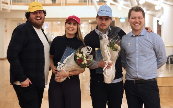 Ronny Brede Aase, Silje Nordnes og Markus Neby saman med leiar i Norsk M&aring;lungdom Fredrik Hope. Foto: Norsk M&aring;lungdom