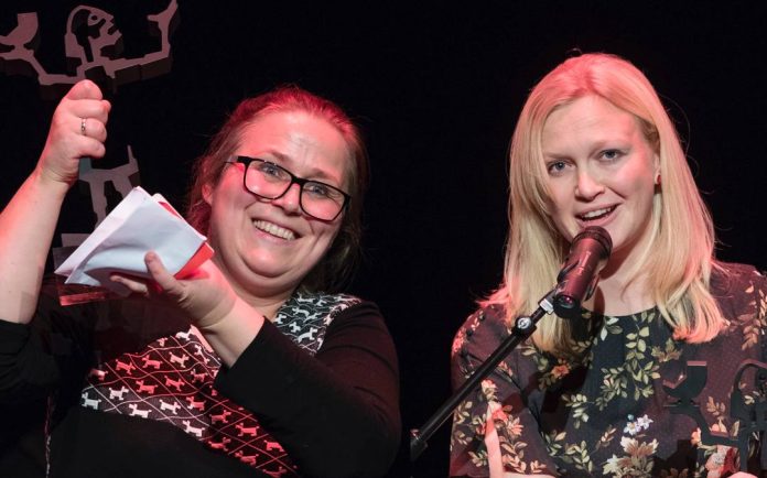 BRAGEPRISVINNARAR: Olaug Nilssen (t.v.) og Maria Parr vann kvar sine Brageprisar tysdag kveld. Foto: H&aring;kon Mosvold Larsen / NTB scanpix /NPK