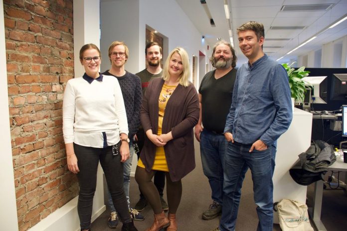 Ragnhild Sofie Selst&oslash;, Christian Wiik Gjerde, Runar B. M&aelig;land, Janne Nerheim, Arnt Olav Foseide og Svein Olav B. Lang&aring;ker p&aring; kontoret p&aring; kontoret til Framtida.no i Oslo.