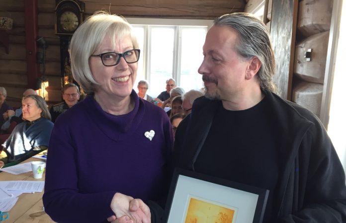 Leiaren i Austmannalaget Helen Johannessen var sv&aelig;rt glad for &aring; dele ut Austmannaprisen til Jens Haugan under &aring;rsm&oslash;tet i laget i V&aring;g&aring; 10. mars. Foto: Noregs M&aring;llag.