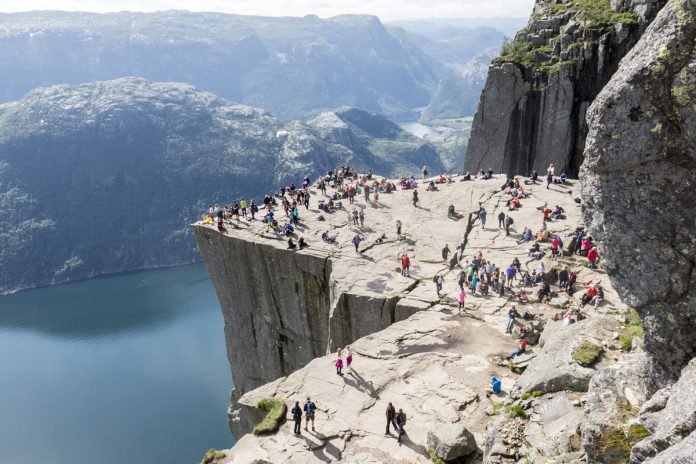 Det er eit problem at innarbeidde vestlandsattraksjonar som Preikestolen fell utanfor det nye Vestland fylke, sa fylkestingsmedlem Anja Bergg&aring;rd Endresen (V) fr&aring; Rogaland i stortingsh&oslash;yringa om nye fylkesnamn tysdag. Foto: Paul Kleiven / NTB scanpix / NPK