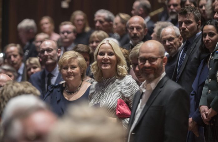 Samlaget feirar 150 &aring;r. Kronprinsesse Mette-Marit var til stades p&aring; festkvelden for Samlaget i Det Norske Teatret laurdag. Her samann med statsminister Erna Solberg og teatersjef Erik Ulfsby. Foto: Vidar Ruud / NTB scanpix / NPK