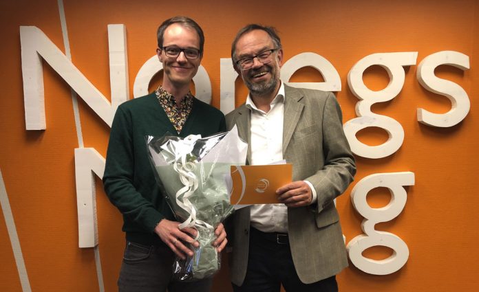 &Aring;smund H. Eikenes fekk nynorskstipendet av Magne Aasbrenn i Noregs M&aring;llag. Foto: Noregs M&aring;llag