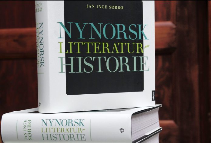 STORT VERK: Nynorsk litteraturhistorie er den f&oslash;rste i sitt slag. Boka er p&aring; heile 680 sider og veg 2,2 kilo. Foto: Margunn Sundfjord / NPK