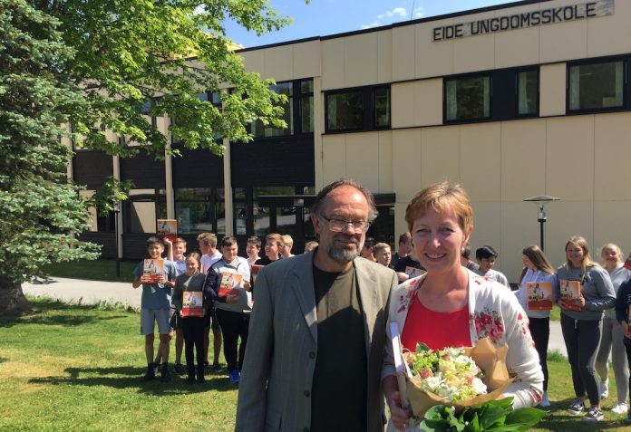 Ingebj&oslash;rg Eide er l&aelig;rar ved Eide ungdomsskole i Eide kommune i M&oslash;re og Romsdal. Ho f&aring;r nynorskstipend p&aring; 50.000 kroner fr&aring; Noregs M&aring;llag, her ved leiar Magne Aasbrenn. Foto: &Oslash;yvind Fenne