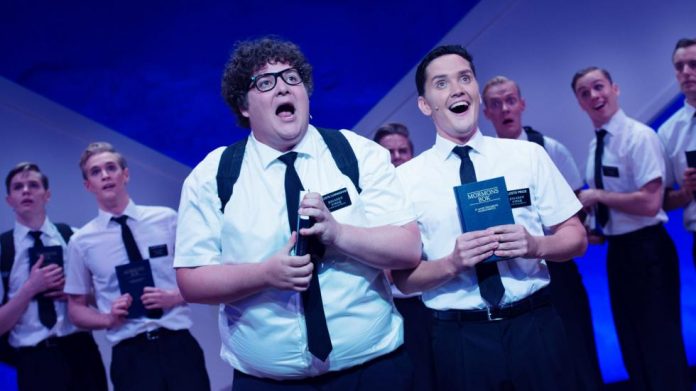 Kristoffer Olsen (t.v.) er Hedda-nominert for &aring;rets beste mannlege hovudrolle i &laquo;The Book of Mormon&raquo; p&aring; Det Norske Teatret. FOTO: DET NORSKE TEATRET
