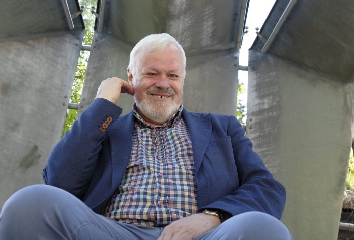 Direkt&oslash;r Ottar Grepstad i Nynorsk kultursentrum blir pensjonist til hausten. No har kongen utnemnd han til riddar av 1. klasse av St. Olavs orden for innsatsen hans for nynorsk spr&aring;k, litteratur og skriftkultur. Foto: Hallvard &Oslash;strem / NPK