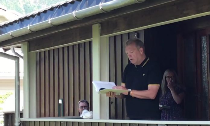 Frode Grytten og Marit Eikemo las i ein privatbustad til sals under Dei nynorske festspela. Foto: Geir Egil Eiksund