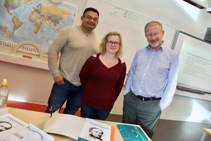 Cato og Silje Ekrene fekk gode nynorsktips fr&aring; kurshaldar Petter Steen jr. (t.h.) p&aring; nynorskkurset til Sveio kommune. Kommunen vart k&aring;ra til &Aring;rets nynorskkommune 2017. Foto: Svein Olav B. Lang&aring;ker