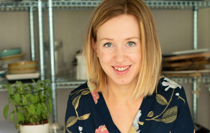 Anita Stokke Blomvik har gjeve ut kokeboka Kvardagsmat. Foto fr&aring; boka.