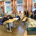 Sveio deler ut nynorske bøker for 100.000 kroner Ordførar Jorunn Skåden delte ut bokkasse til 1. og 2. trinn ved Valestrand oppvekstsenter. Foto: Svein Olav B. Langåker