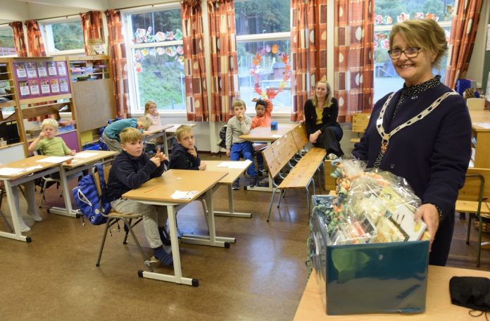 Ordf&oslash;rar Jorunn Sk&aring;den delte ut bokkasse til 1. og 2. trinn ved Valestrand oppvekstsenter. Foto: Svein Olav B. Lang&aring;ker