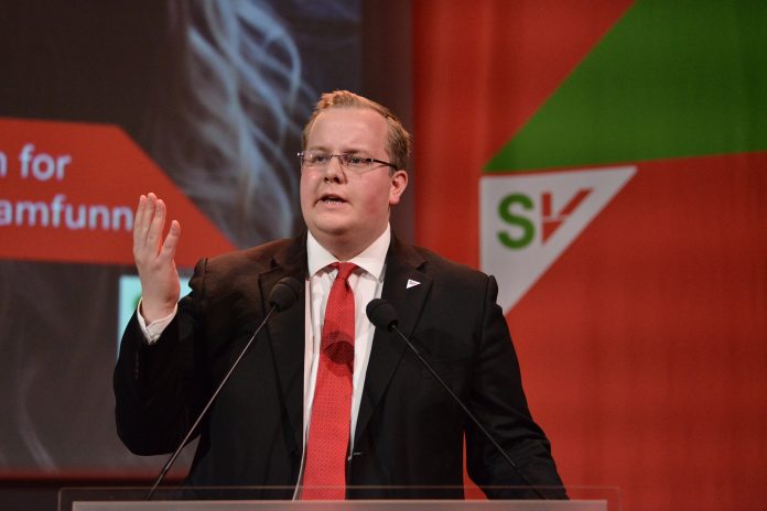 SV-politikar Eirik Faret Sakariassen h&aring;par &aring; styrke nynorsken. Foto: Marius Nyheim Kristoffersen/SV