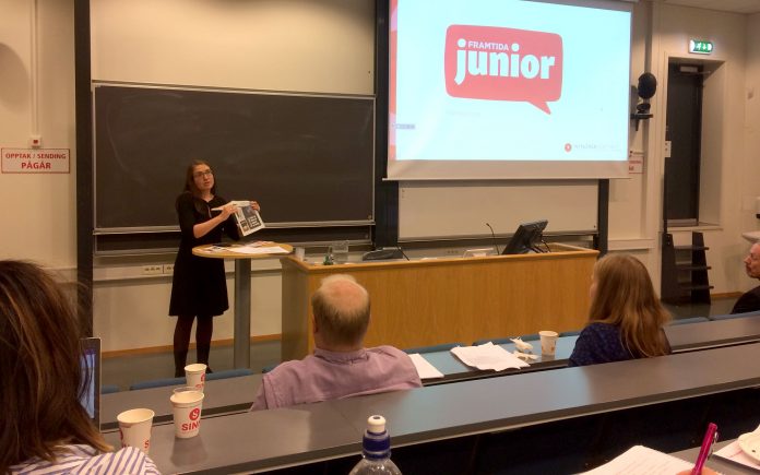 Anne Marta Vinsrygg Vadstein fr&aring; Nynorsksenteret opna l&aelig;rarsidene til Framtidajunior.no p&aring; Nynorskseminaret p&aring; H&oslash;gskolen i Innlandet fredag 28. september. Foto: Liv Astrid Langnes