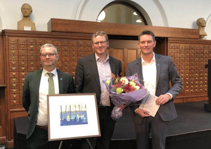 &Aring;rets nynorskkommune 2018: F.v. Statssekret&aelig;r Jan Christian Kolst&oslash; (V), ordf&oslash;rar i Vinje Jon Rikard Kleven og assisterande r&aring;dmann i Vinje Anders Sandvik. Foto: Aasen-tunet, Gaute &Oslash;vereng