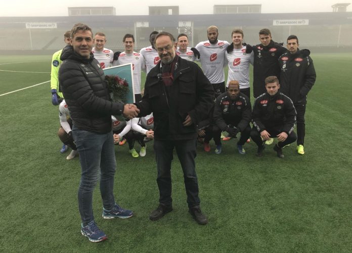 H&aring;vard Flo (t.v), sportssjef for Sogndal Fotball, tek mot Nynorsk n&aelig;ringslivspris 2018 fr&aring; Magne Aasbrenn, leiar i Noregs M&aring;llag. (Foto: Lotte Olsen Jessa / NRK)