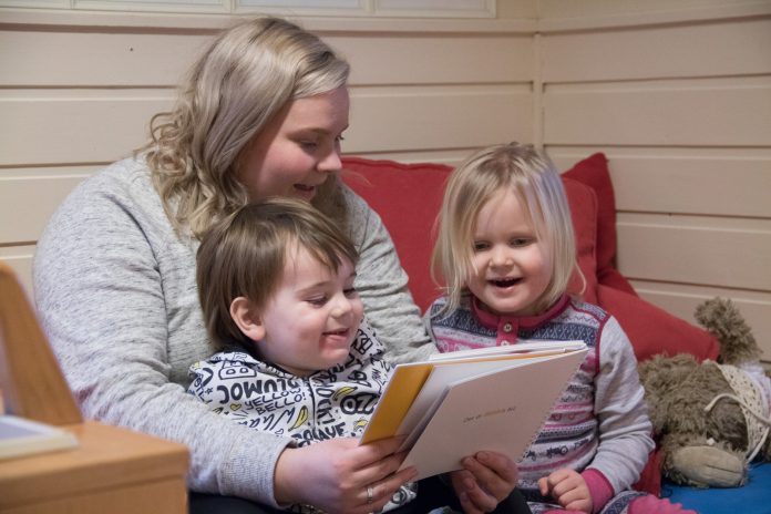 Elisabeth Bj&oslash;rnsen Leland og dei andre tilsette i Sveio barnhage jobbar systematisk med spr&aring;k. Her les ho med Birk Aleksander Roos og Mathilde Wirkola Lye. Arkivfoto: Ingunn Gj&aelig;rde