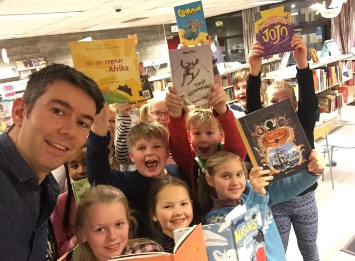 Framtida.no-redakt&oslash;r Svein Olav Lang&aring;ker under lanseringa av k&aring;ringa p&aring; Stord folkebibliotek.