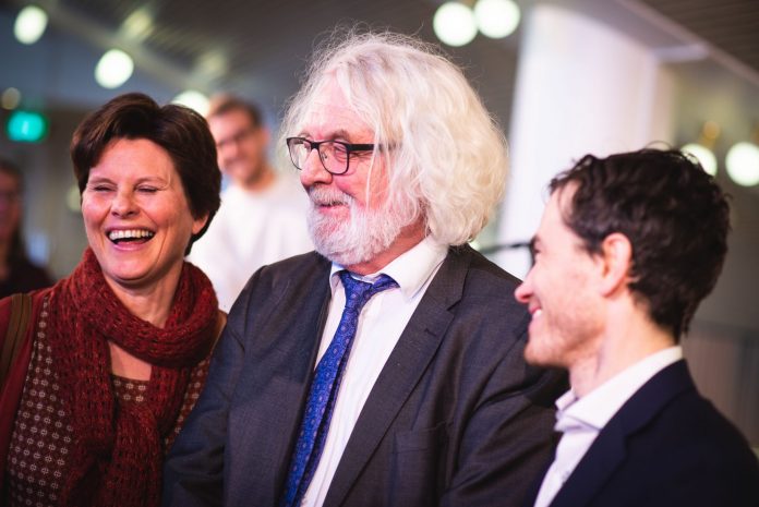 Forfattar Edvard Hoem saman med direktør ved Det Norske Teatret, Åse Ryvarden, og påtroppande teatersjef ved Teatret Vårt i Molde, Kristian Lykkeslet Strømskag, som òg skal skriva sceneversjonen av «Slåttekaren i himmelen». Foto: Siren Høyland Sæter, Det Norske Tetret