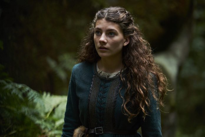 Rebecca Emilie Sattrup speler hovudrolla som Dina i «Skammarens dotter 2 – Slangens gåve», som har noregspremiere fredag 15. mars. Foto: Storm Films/Euforia