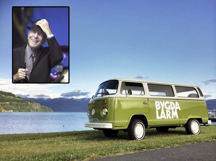 Bygdalarm i Norheimsund vil gjerne ha gjendiktingar av Leonard Cohen-songar på nynorsk eller dialekt til festivalen i sommar. Cohen sjølv gjesta Molde Jazzfestival i 2009. Portrettfoto: Vidar Ruud / NTB scanpix / NPK. Bakgrunnsfoto: Bygdalarm.