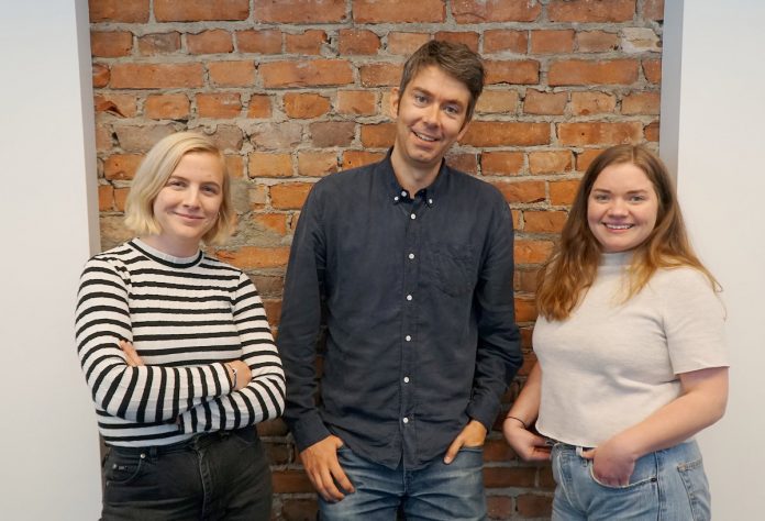 GLADE OG LETTA: Redaktør Svein Olav B. Langåker og journalistane Andrea Rygg Nøttveit og Bente Kristin Rundereim Kjøllesdal er letta og glade over løyvinga til Framtida.no og Framtidajunior.no. Foto: Emilie Hansen