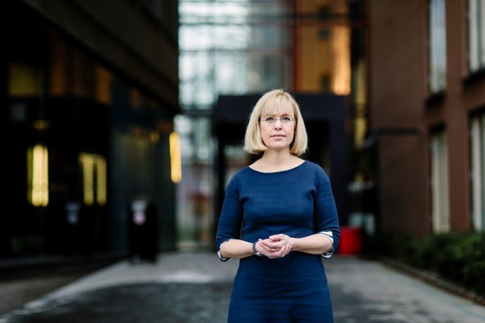 Språkrådet og språkdirektør Åse Wetås meiner den nye læreplanen kan svekkje den samla norskkompetansen til elevane. Foto: Moment Studio/Språkrådet