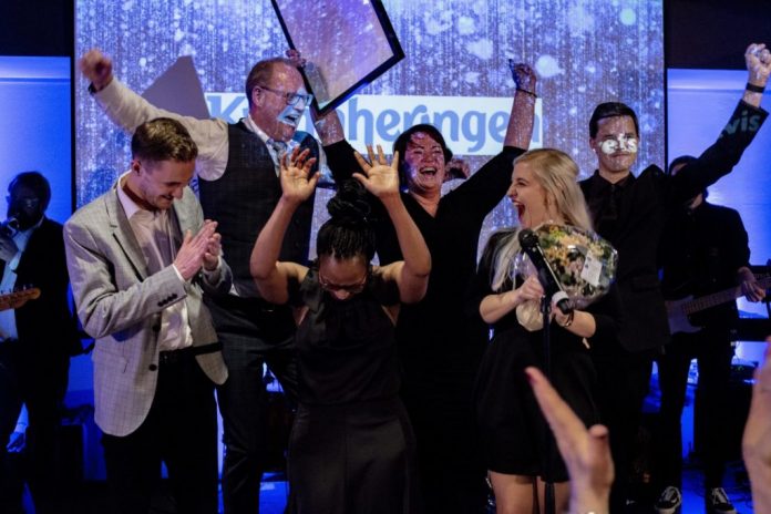 Kvinnheringen blei kåra til Årets lokalavis i Noreg tidlegare i år. Styreleiar i LLA og mangeårig redaktør i Kvinnheringen, Tomas Bruvik (med briller i midten bak), er overraska over at journalistutdanningane har så få nynorskskrivande studentar. Foto: LLA