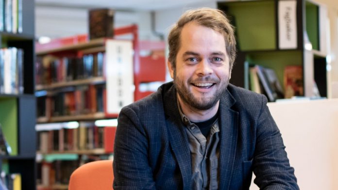 Eirik Bouwer Utne er kultursjef i Alver kommune. Foto: Ingunn Gjærde