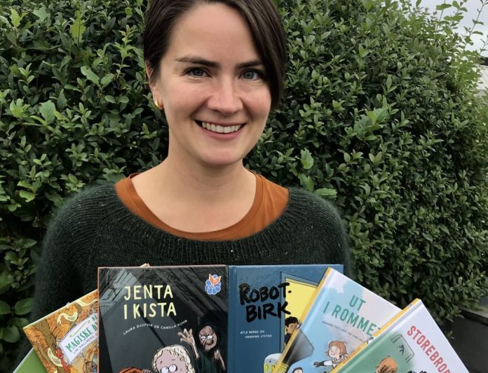 Redaktør Elen Betanzo med dei seks nye Leseland-bøkene. Foto: Samlaget