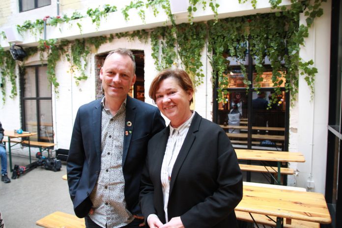 Varaordførar Geir Ove Leite i Skodje kommune og ordførar Eva Vinje Aurdal i Ålesund kommune representerte nye Ålesund kommune under utdelinga av prisen Årets nynorskkommune i Oslo. Foto: Kjell Åsmund Sunde / NPK