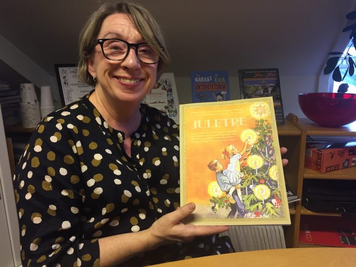 Redaktør Nana Rise held fram det nye juleheftet.