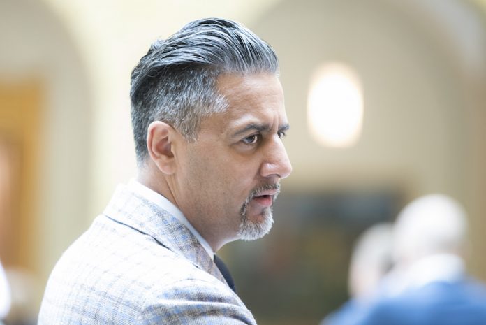 Kulturminister Abid Q. Raja (V) droppar forslaget om å gi fylkeskommunane meir ansvar i forvaltninga av kulturlivet. Foto: Berit Roald / NTB scanpix / NPK