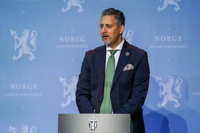 – Det er ein gledesdag, sa kulturminister Abid Raja då han tysdag presenterte forslaget til norsk språklov. Foto: Fredrik Hagen / NTB scanpix / NPK