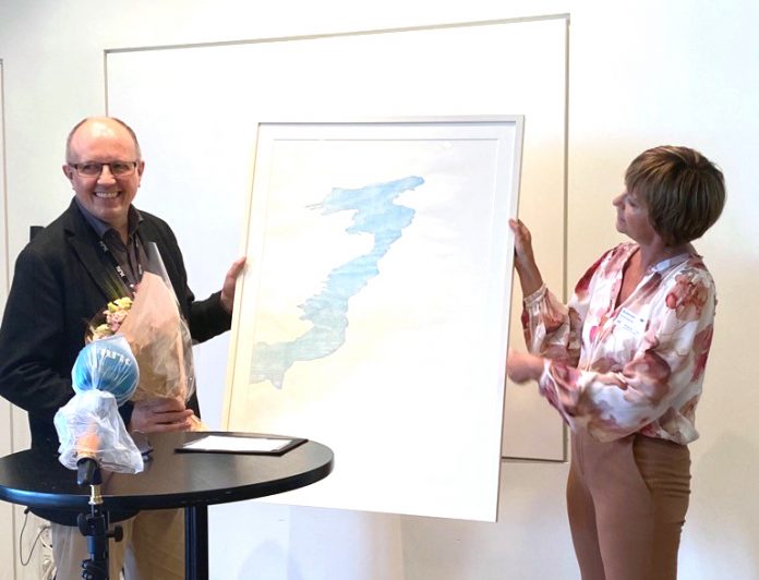 Eivind Molde fekk utdelt prisen av juryleiar Solveig Barstad på Marienlyst. Foto: Karoline Riise Kristiansen, NRK